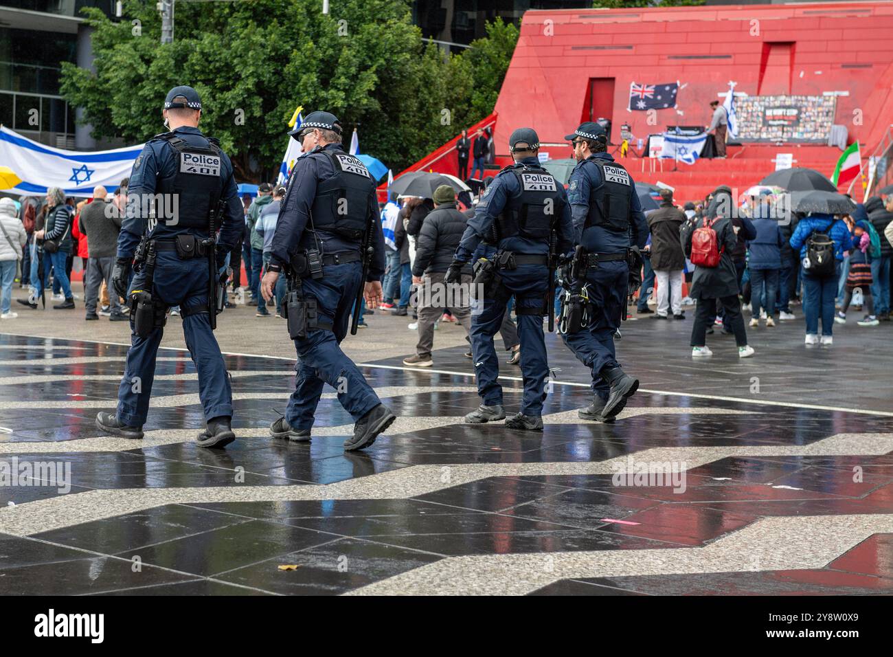 Melbourne, Australia. 6 ottobre 2024. La polizia di ordine pubblico controlla mentre i gruppi pro-Israele celebrano il primo anniversario degli attacchi del 7 ottobre. Un raduno pro-Israele si è tenuto a Melbourne, in coincidenza con il primo anniversario degli attacchi del 7 ottobre, mentre i manifestanti si sono riuniti per mostrare sostegno a Israele nel mezzo del conflitto in corso con Hamas. I partecipanti al rally hanno sventolato le bandiere israeliane e tenuto striscioni che sostenevano il diritto di Israelís di difendersi, chiedendo la pace e la fine del terrorismo. Credito: SOPA Images Limited/Alamy Live News Foto Stock