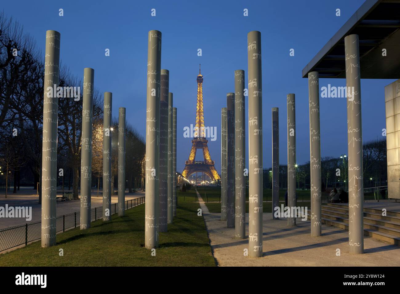 Muro di pace e tour Eiffel, Parigi, Ile de France, Francia, Europa Foto Stock