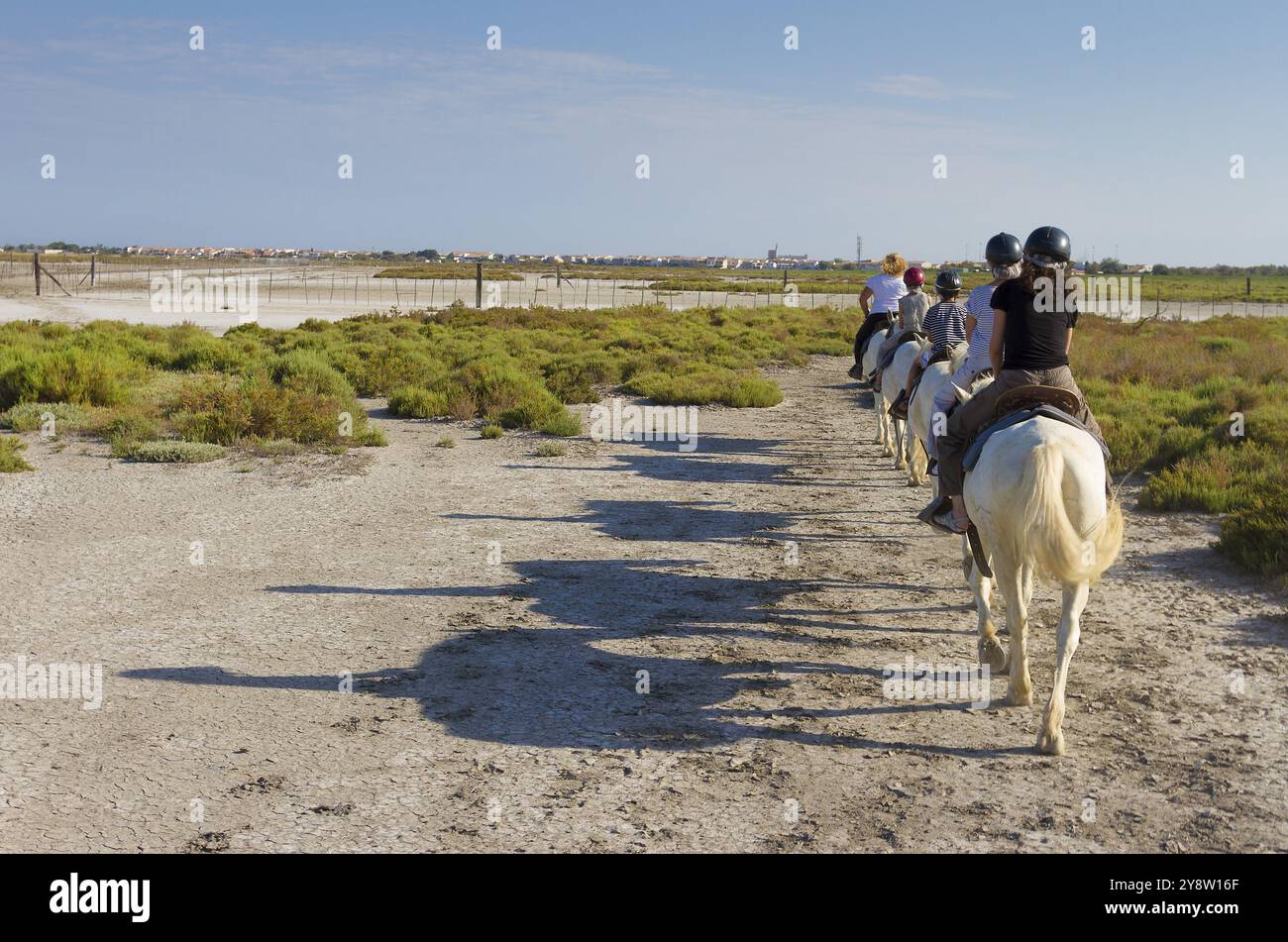 Giro a cavallo a Saintes Marie de la Mer, Camargue, Bouches du Rhone, Francia, Europa Foto Stock