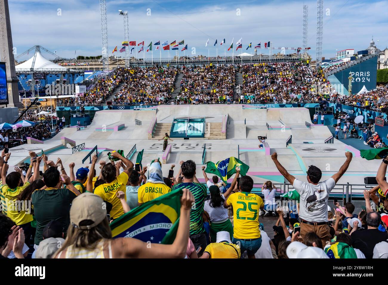 Rayssa Leal del Brasile vince la medaglia di bronzo nella finale femminile di Street skateboard ai Giochi Olimpici estivi di Parigi, Francia, il 28 luglio 2024, al Foto Stock