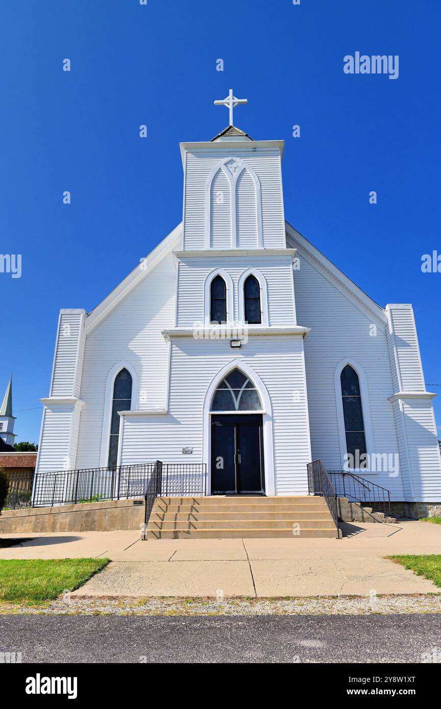 Lee, Illinois, Stati Uniti. Il pittoresco e pittoresco St. James Catholic Curch nella piccola comunità rurale dell'Illinois centro-settentrionale. Foto Stock