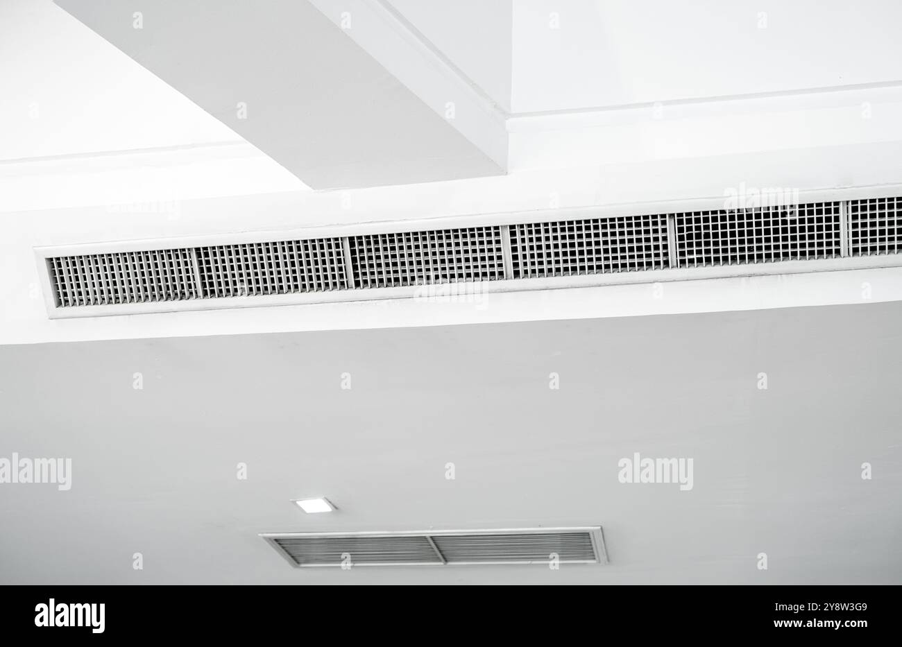 Flusso d'aria e sistema di ventilazione. Unità di trattamento dell'aria sulle pareti a soffitto per un raffreddamento efficiente. Ventilazione degli edifici. Unità di trattamento aria e clima Foto Stock
