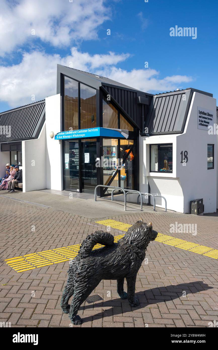 Statua del cane all'esterno della biblioteca Lyttelton e del servizio clienti, London Street, Lyttelton, Lyttelton Harbour, Banks Peninsula, regione di Canterbury, nuova Zelanda Foto Stock