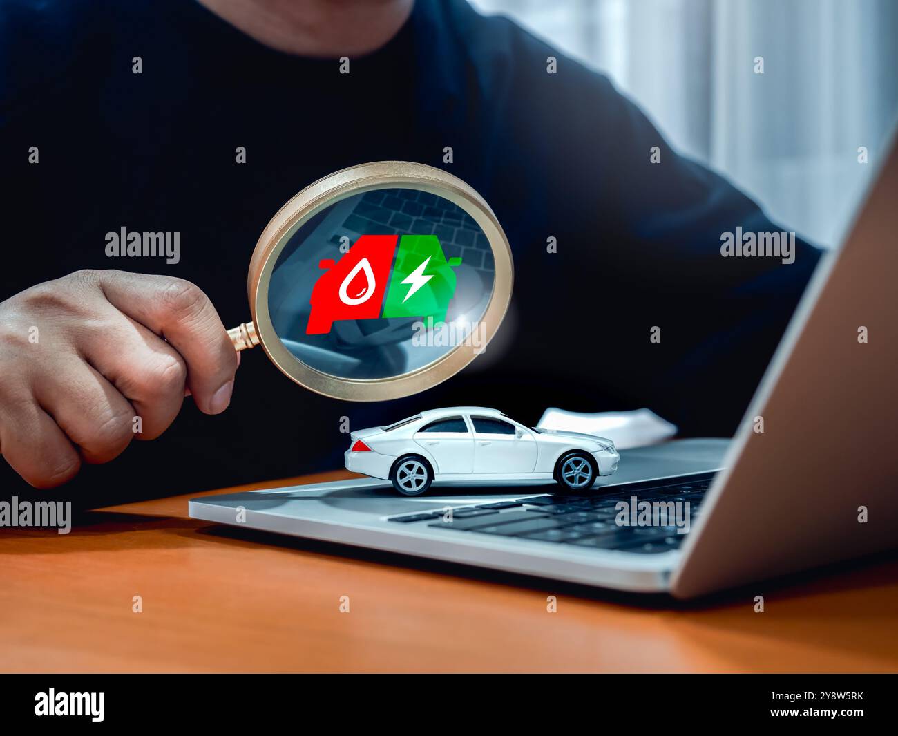 Nuovo concetto di ricerca automobilistica. Metà sezione del motore elettrico e del carburante, veicoli elettrici ibridi plug-in, icona (PHEV) in lente di ingrandimento Foto Stock