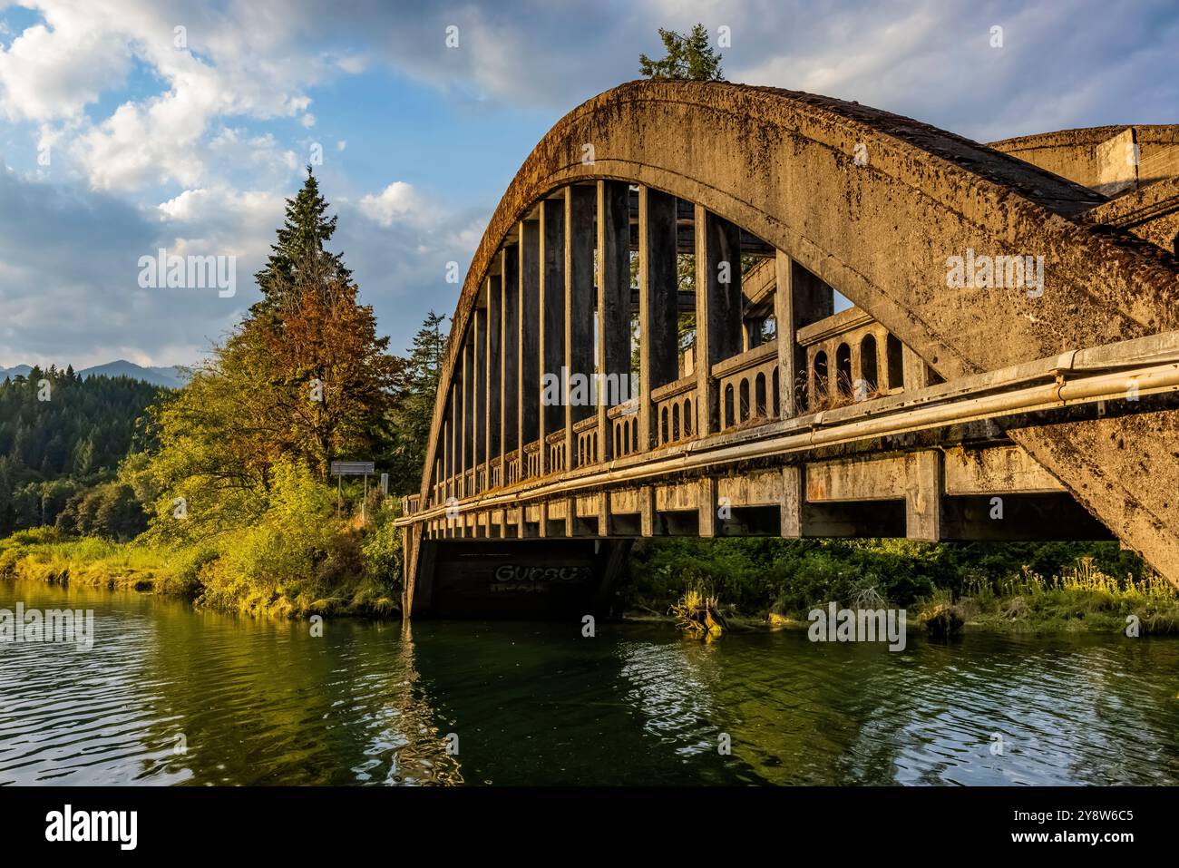 Uno dei due ponti storici che attraversano il fiume Hamma Hamma sulla penisola Olympic, Washington State, USA Foto Stock