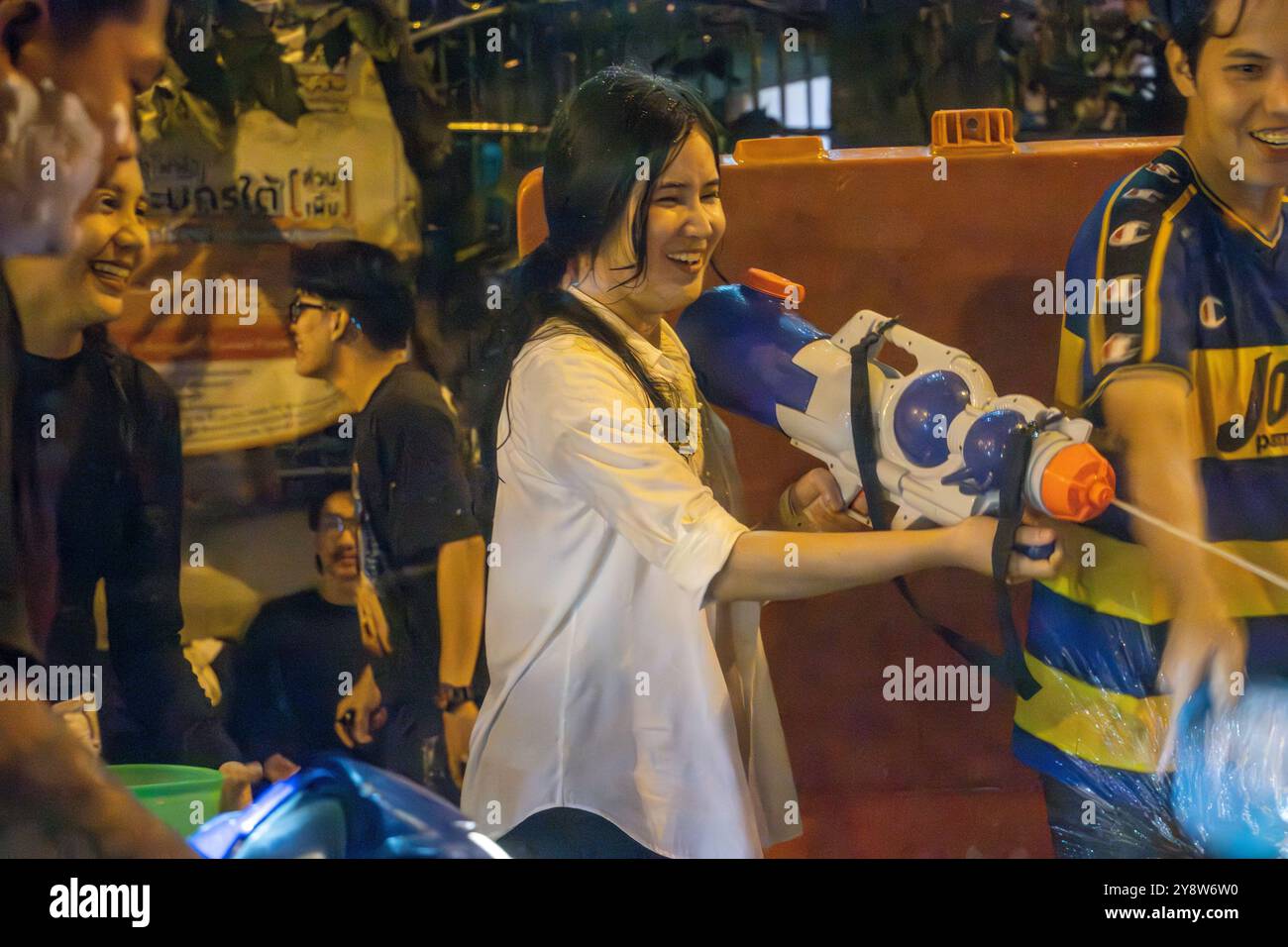 SAMUT PRAKAN, THAILANDIA, 21 aprile 2024, la gente celebra la vacanza DI SONGKRAN nelle strade della città notturna Foto Stock
