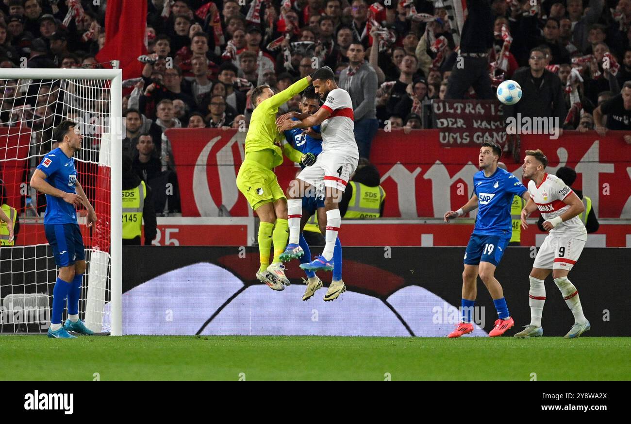 Strafraumszene, Torraumszene Kopfballduell Zweikampf Aktion Torwart Oliver Baumann TSG 1899 Hoffenheim (01) Kevin Akpoguma TSG 1899 Hoffenheim (25) #Josha Vagnoman VfB Stuttgart (04) VFB STUTTGART VS TSG 1899 HOFFENHEIM 06.10.2024 LE NORMATIVE DFL VIETANO QUALSIASI USO DI FOTOGRAFIE COME SEQUENZE DI IMMAGINI E/O QUASI-VIDEO Foto Stock