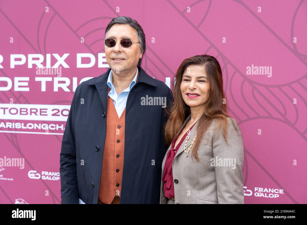 Parigi, Francia. 6 ottobre 2024. Ambasciatore del Regno del Marocco in Francia, Samira Sitail e ambasciatore e delegato permanente del Regno del Marocco presso l'UNESCO, e l'assistente direttore generale per l'Africa prioritaria e le relazioni esterne, Samir Addahre durante la gara pianeggiante 2024 del Qatar Prix de l'Arc de Triomphe sul circuito ParisLongchamp di Parigi, il 6 ottobre 2024. Foto di Alexis Jumeau/ABACAPRESS. COM credito: Abaca Press/Alamy Live News Foto Stock
