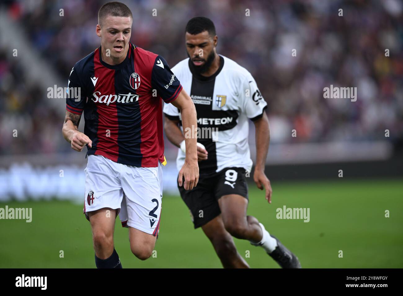 Emil Holm (Bologna)Gabriel Charpentier (Parma) durante la partita di serie A italiana tra Bologna 0-0 Parma allo Stadio Renato Dallara 5 ottobre 2024 a Bologna. Crediti: Maurizio Borsari/AFLO/Alamy Live News Foto Stock