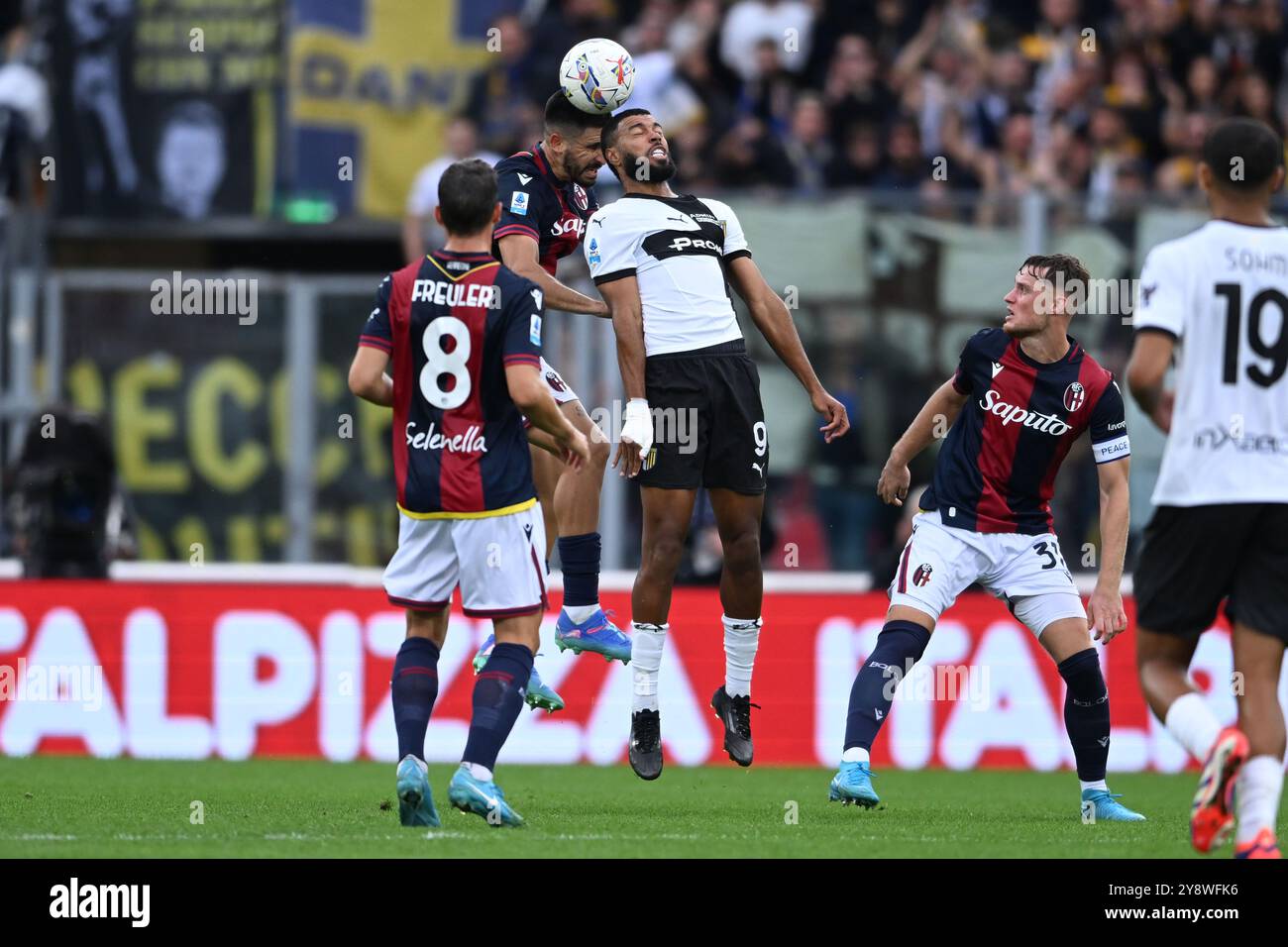 Sam Beukema (Bologna)Gabriel Charpentier (Parma)Martin Erlic (Bologna) durante la partita di serie A italiana tra Bologna 0-0 Parma allo Stadio Renato Dallara 5 ottobre 2024 a Bologna. (Foto di Maurizio Borsari/AFLO) Foto Stock
