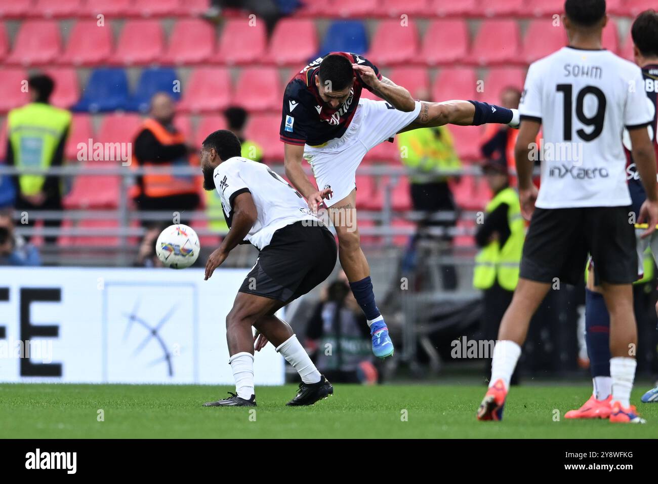 Gabriel Charpentier (Parma) Martin Erlic (Bologna) durante la partita di serie A italiana tra Bologna 0-0 Parma allo Stadio Renato Dallara 5 ottobre 2024 a Bologna. (Foto di Maurizio Borsari/AFLO) Foto Stock