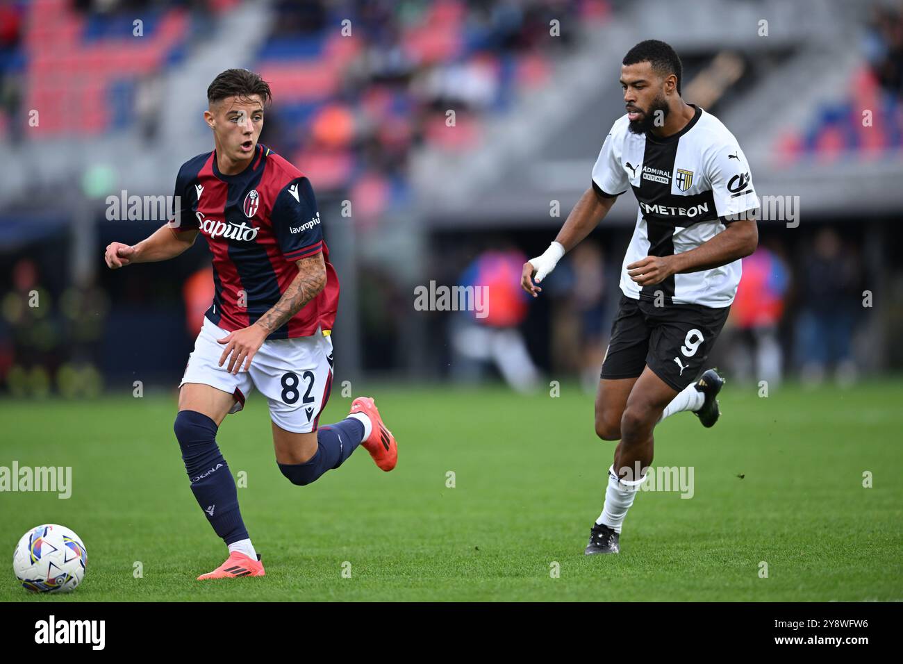 Kacper Urbanski (Bologna)Gabriel Charpentier (Parma) durante la partita di serie A italiana tra Bologna 0-0 Parma allo Stadio Renato Dallara 5 ottobre 2024 a Bologna. Crediti: Maurizio Borsari/AFLO/Alamy Live News Foto Stock