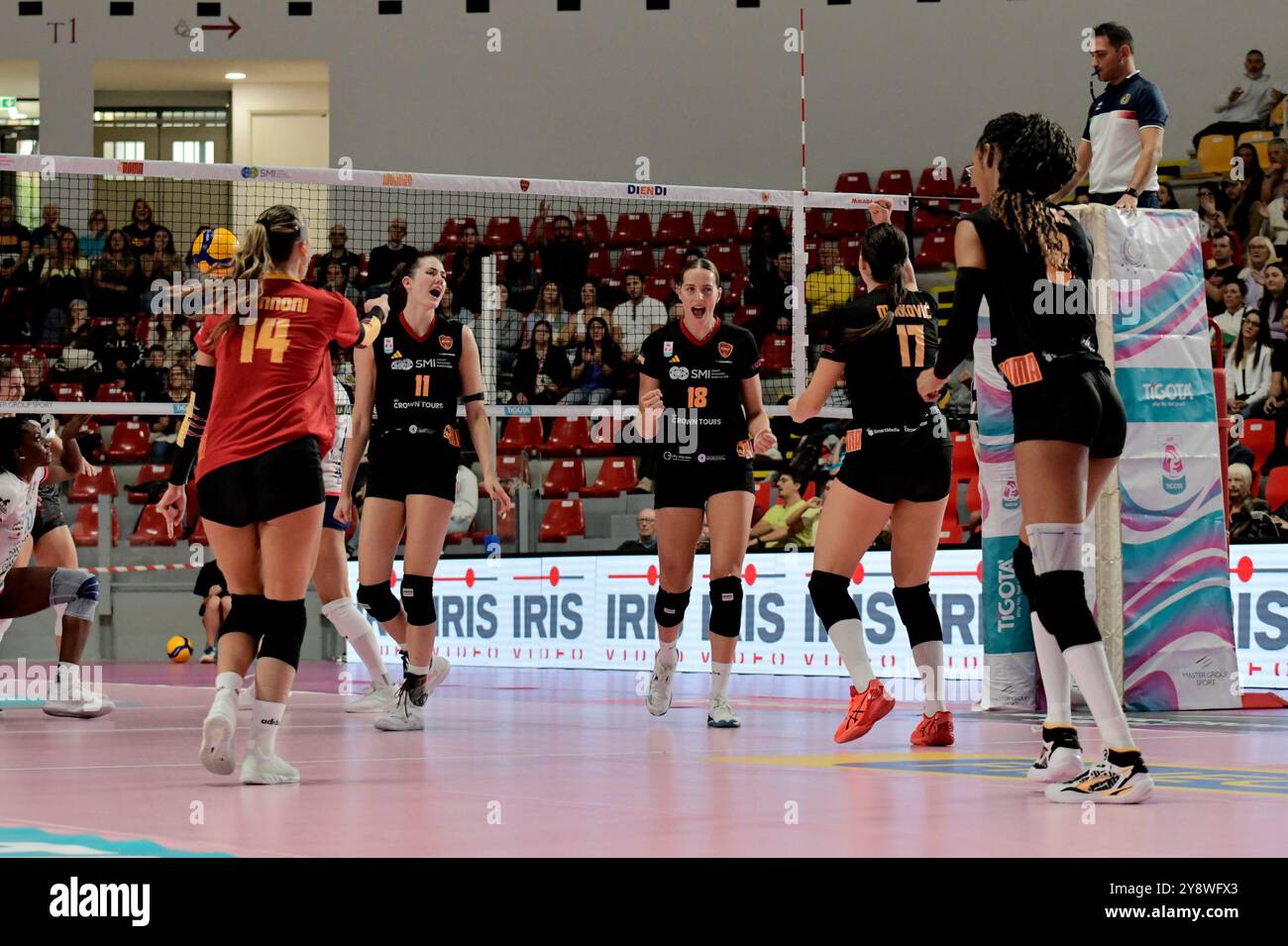 Giocatrice del Roma Volley che festeggia un punto vincente durante la partita tra Roma Volley e CDA Volley Talmassons FVG valida per la Lega Italiana di pallavolo femminile di serie A1 al Palazzetto dello Sport il 6 ottobre 2024 a Roma, Italia. Foto Stock