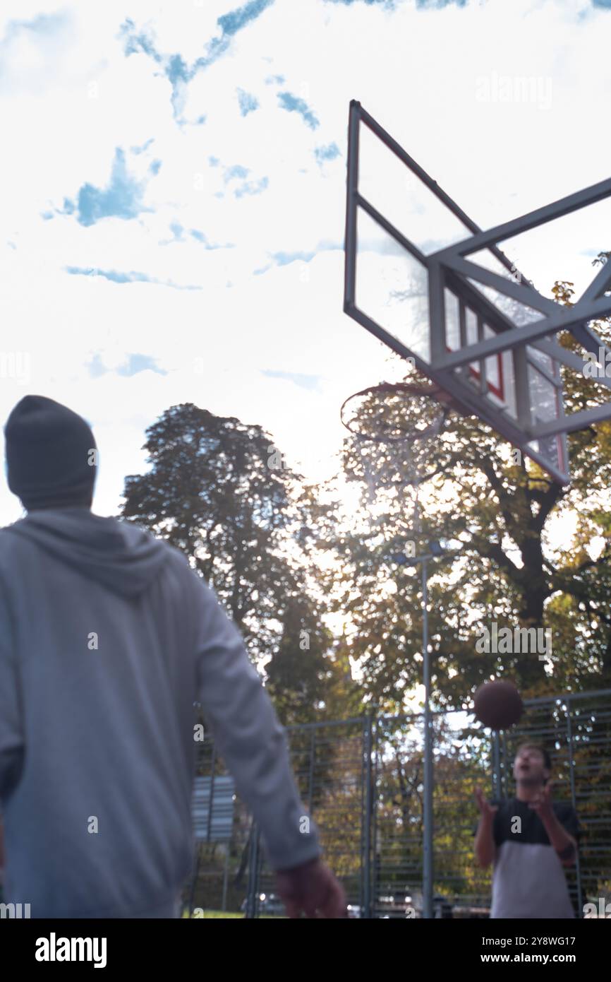 Partita di pallacanestro all'aperto in un ambiente urbano. Foto Stock