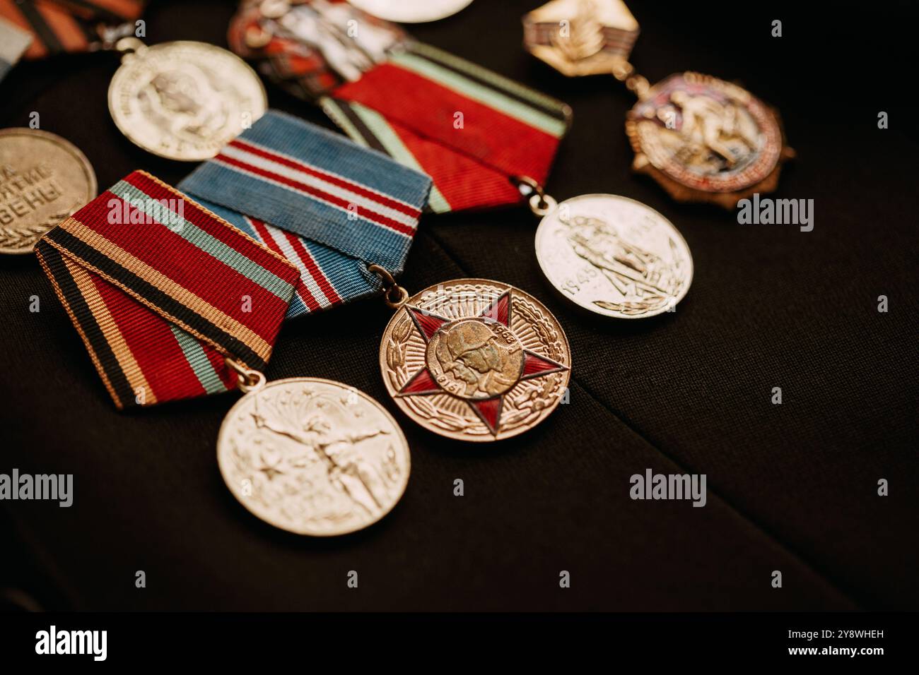 Medaglie di anniversario di Una vittoria nella grande Guerra Patriottica su Un cappotto Foto Stock