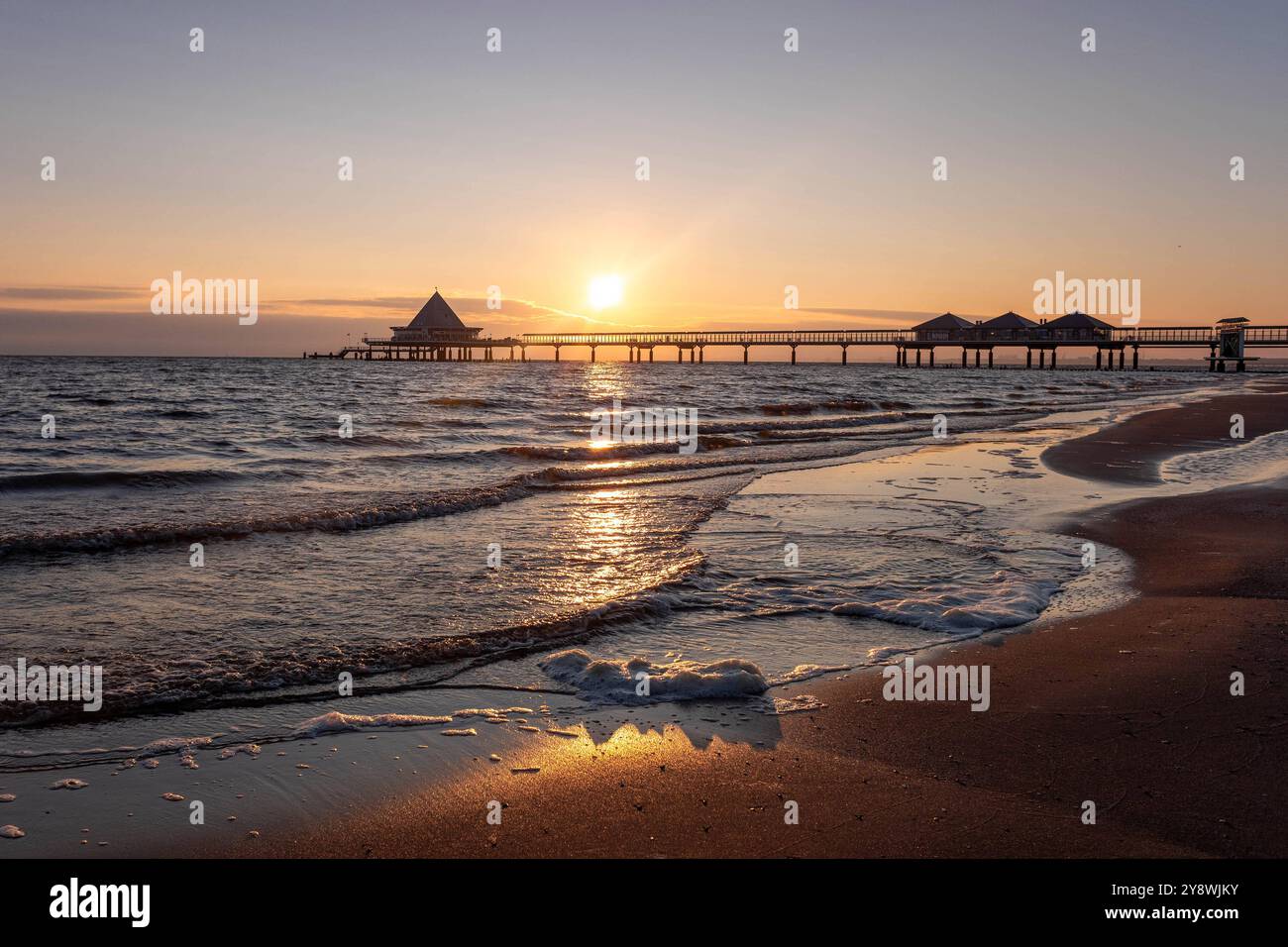 Wunderschöner Sonnenaufgang am Ostseestrand auf Usedom im Seebad Heringsdorf, einem der 3 sogenannten Kaiserbäder. Im Hintergrund die markante Seebrücke von Heringsdorf. Strand *** splendida alba sulla spiaggia del Mar Baltico di Usedom nella località balneare di Heringsdorf, una delle 3 cosiddette terme imperiali sullo sfondo, il suggestivo molo della spiaggia di Heringsdorf Foto Stock