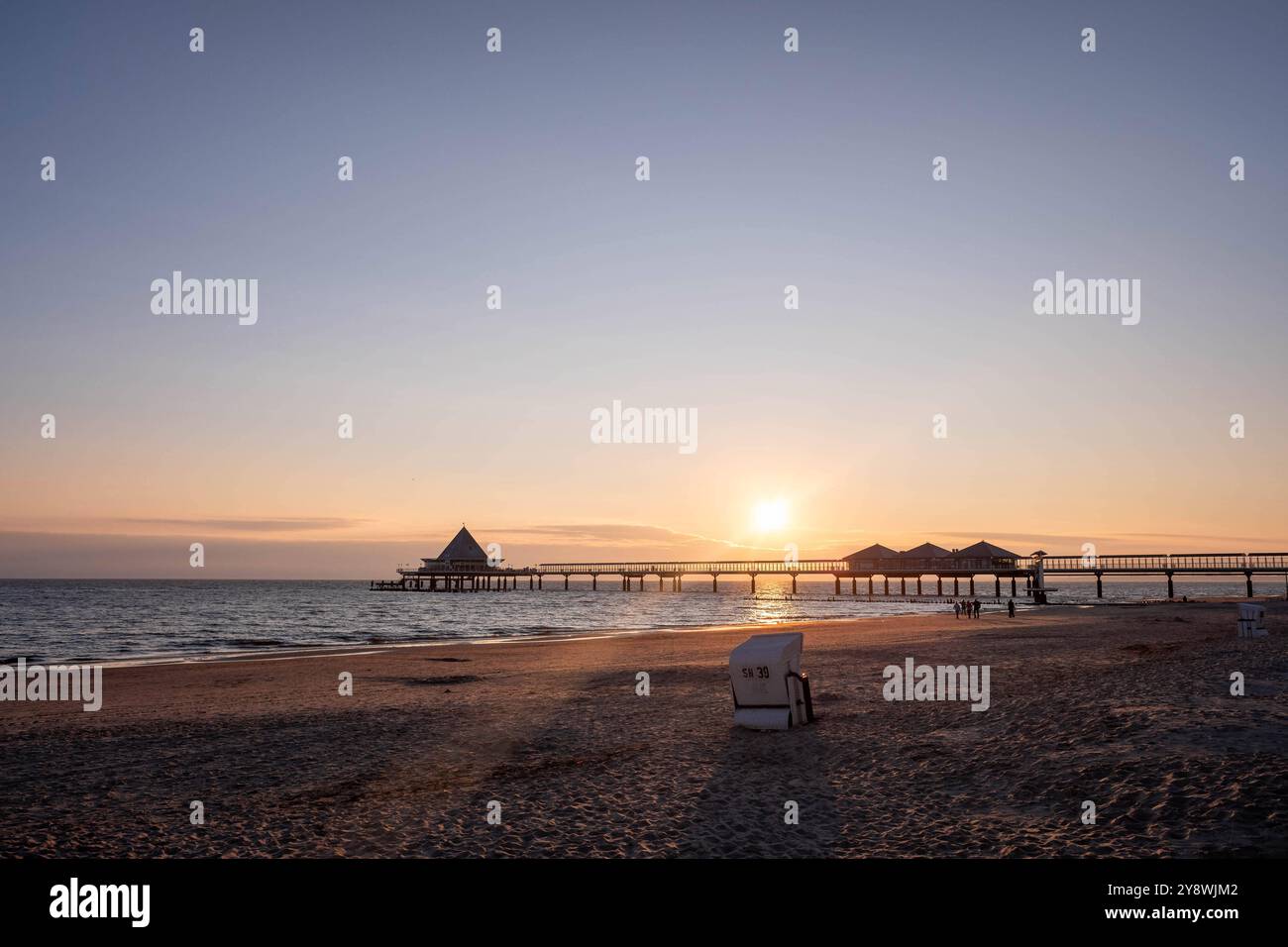Wunderschöner Sonnenaufgang am Ostseestrand auf Usedom im Seebad Heringsdorf, einem der 3 sogenannten Kaiserbäder. Im Hintergrund die markante Seebrücke von Heringsdorf. Strand *** splendida alba sulla spiaggia del Mar Baltico di Usedom nella località balneare di Heringsdorf, una delle 3 cosiddette terme imperiali sullo sfondo, il suggestivo molo della spiaggia di Heringsdorf Foto Stock