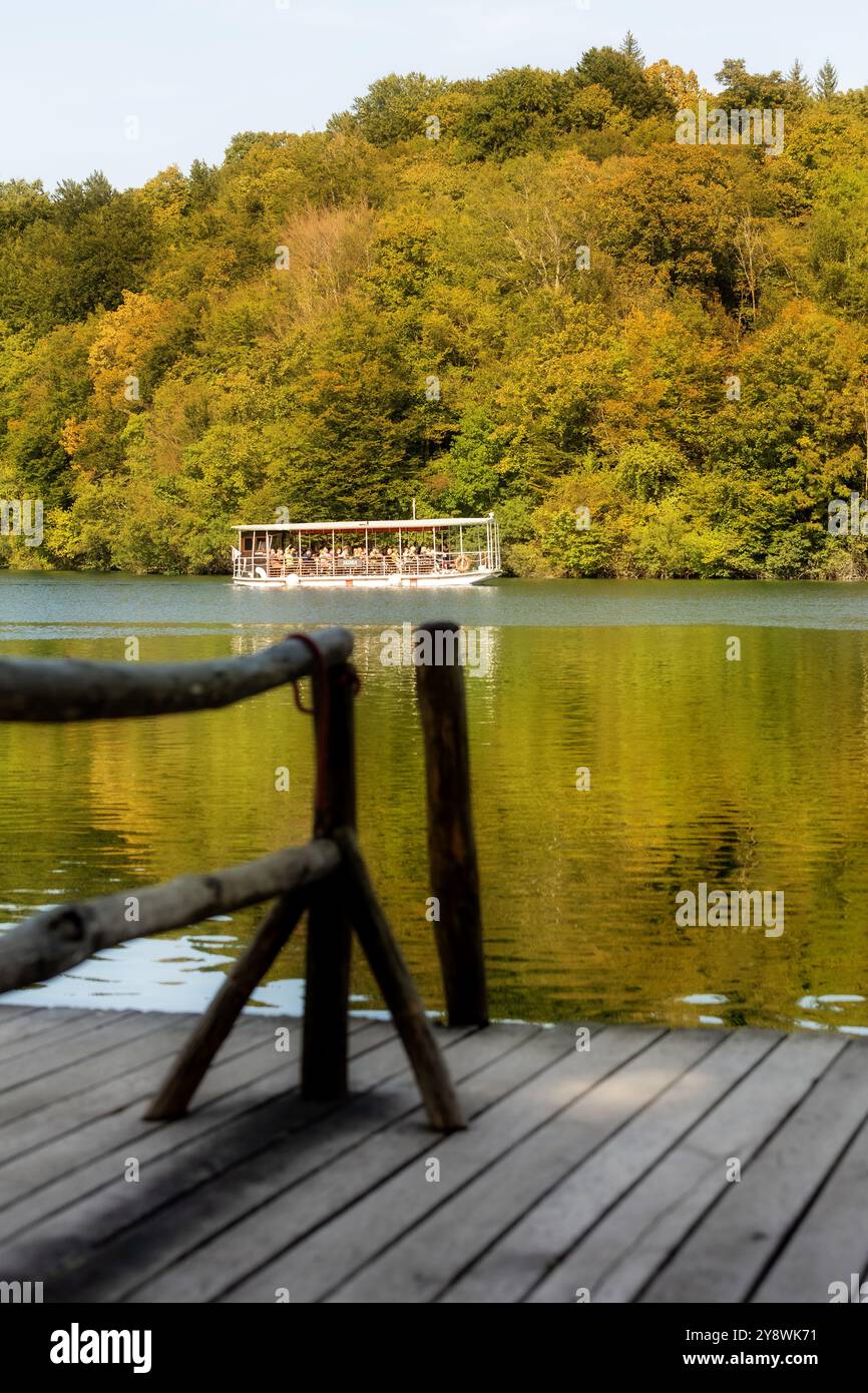 Laghi di Plitvice, Croazia - 22 settembre 2024: Turisti in barca turistica, vista autunnale del Parco nazionale dei laghi di Plitvice Foto Stock