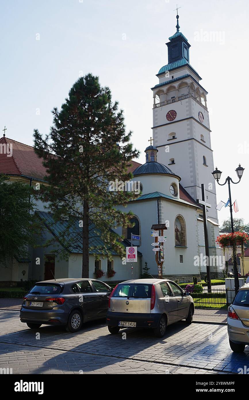 ZYWIEC, POLONIA - 4 settembre 2024: Co-Cattedrale della Natività della Beata Vergine Maria città europea, cielo azzurro limpido in calda e soleggiata giornata estiva - verticale Foto Stock