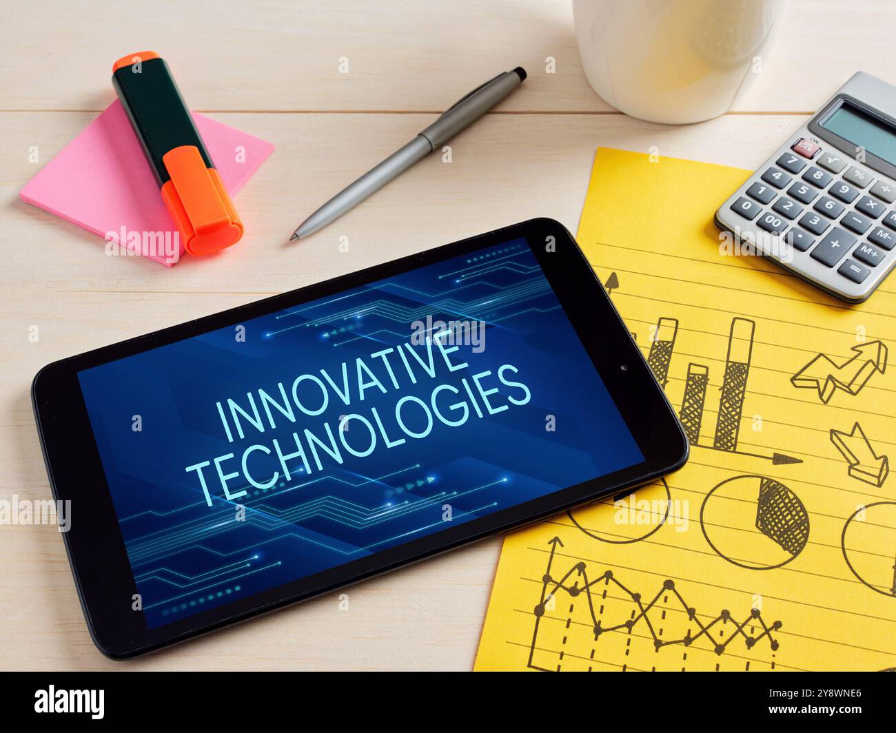 Tablet digitale su un desktop per ufficio che mostra tecnologie innovative sullo schermo per analizzare le tendenze del mercato. Foto Stock