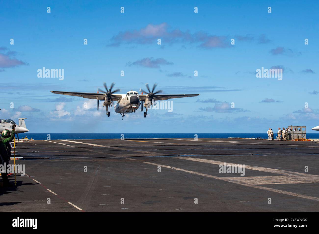 OCEANO PACIFICO (3 ottobre 2024) Un C-2A Greyhound, attaccato ai “Rawhides” del Fleet Logistics Support Group (VRC) 40, atterra sul ponte di volo della N Foto Stock