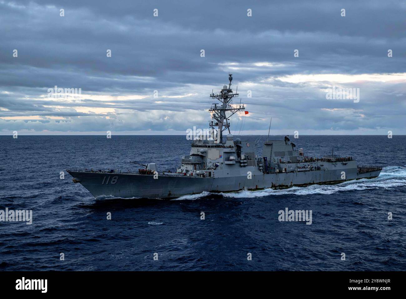 OCEANO PACIFICO (2 ottobre 2024) il cacciatorpediniere missilistico guidato classe Arleigh Burke USS Daniel Inouye (DDG 118) si prepara ad affiancare la classe Nimitz Foto Stock