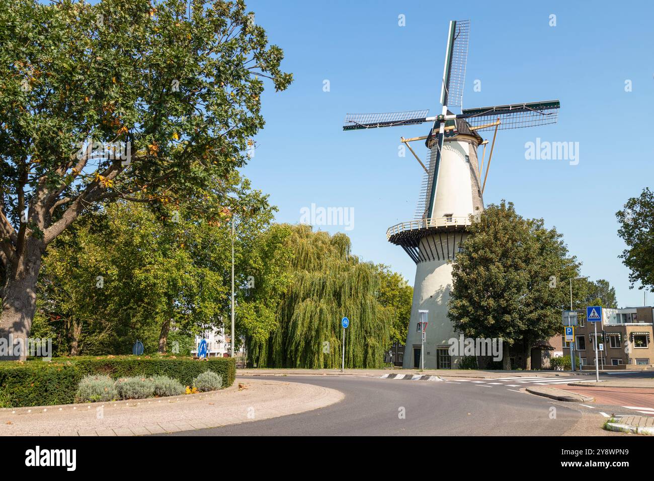 Mulino olandese per ponteggi nel centro della città di Schiedam. Foto Stock