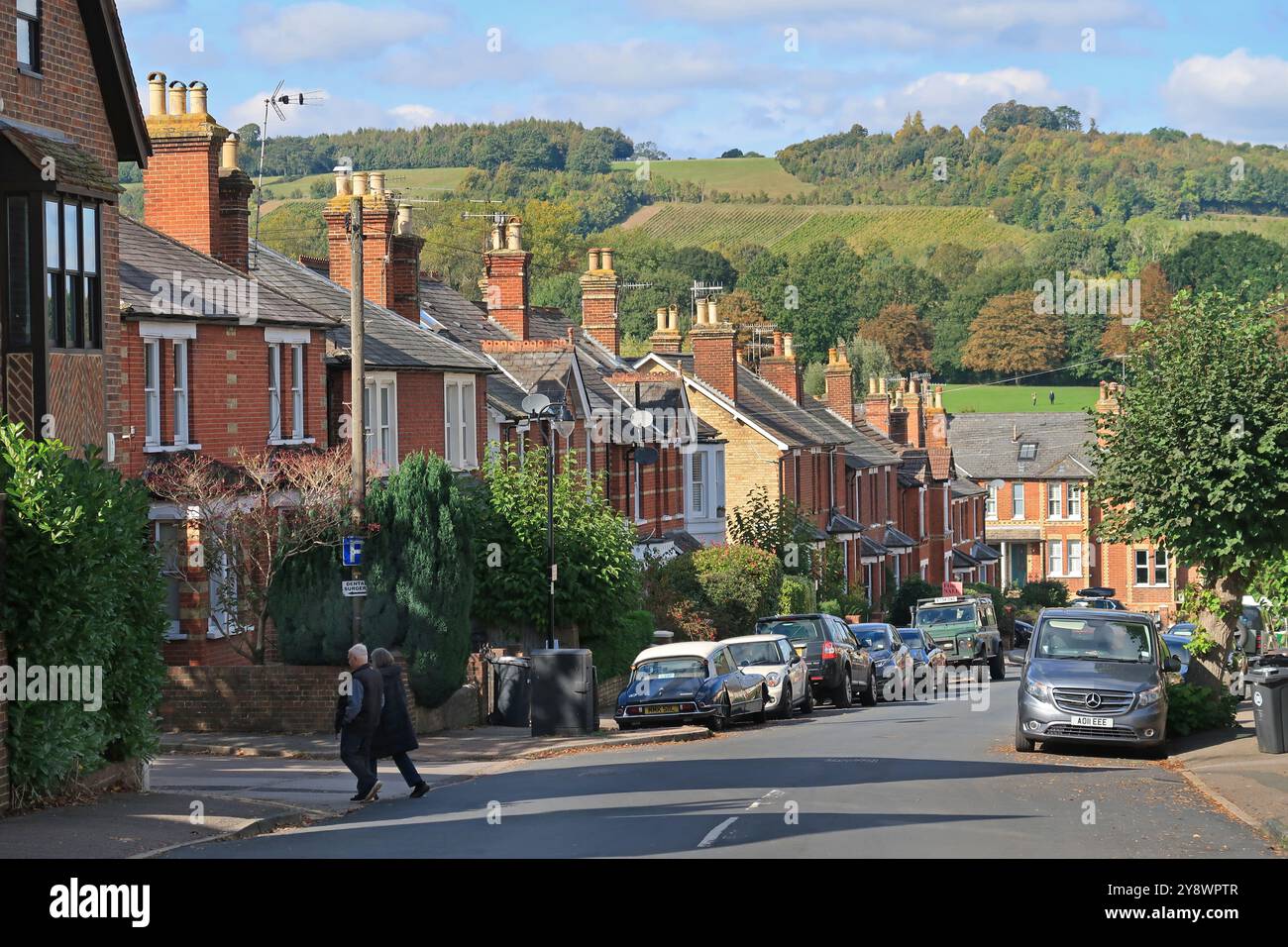 Vista verso nord lungo Wathen Road, una strada residenziale fuori High Street, a Dorking, Surrey, Regno Unito. Mostra Ranmore Common e The North Downs Beyond. Foto Stock