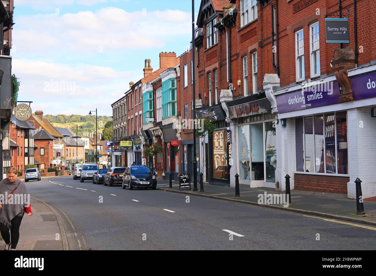 South Side of the High Street, Dorking, una ricca città di mercato nel Surrey, Regno Unito. Guarda verso est mostrando Box Hill e North Downs Beyond. Foto Stock