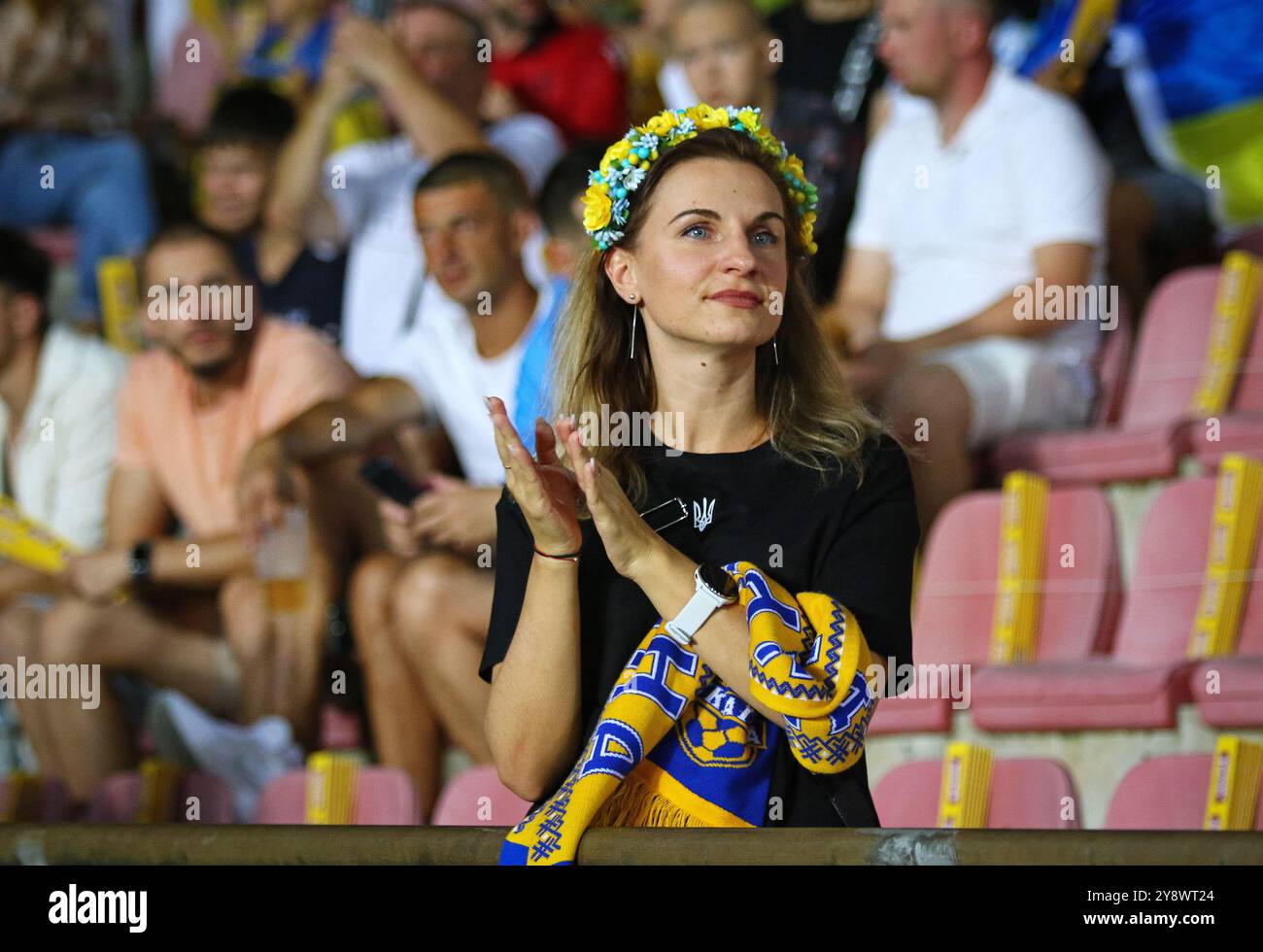 Praga, Cechia - 7 settembre 2024: La tifosa Ucraina mostra il suo sostegno alla partita della UEFA Nations League Ucraina contro Albania all'Epet Arena di Praga Foto Stock