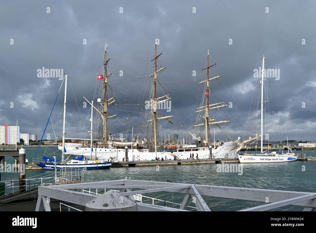 Sørlandet e navi a vela più piccole ormeggiarono a Gunwharf Quays a Portsmouth. Settembre 2024. Foto Stock