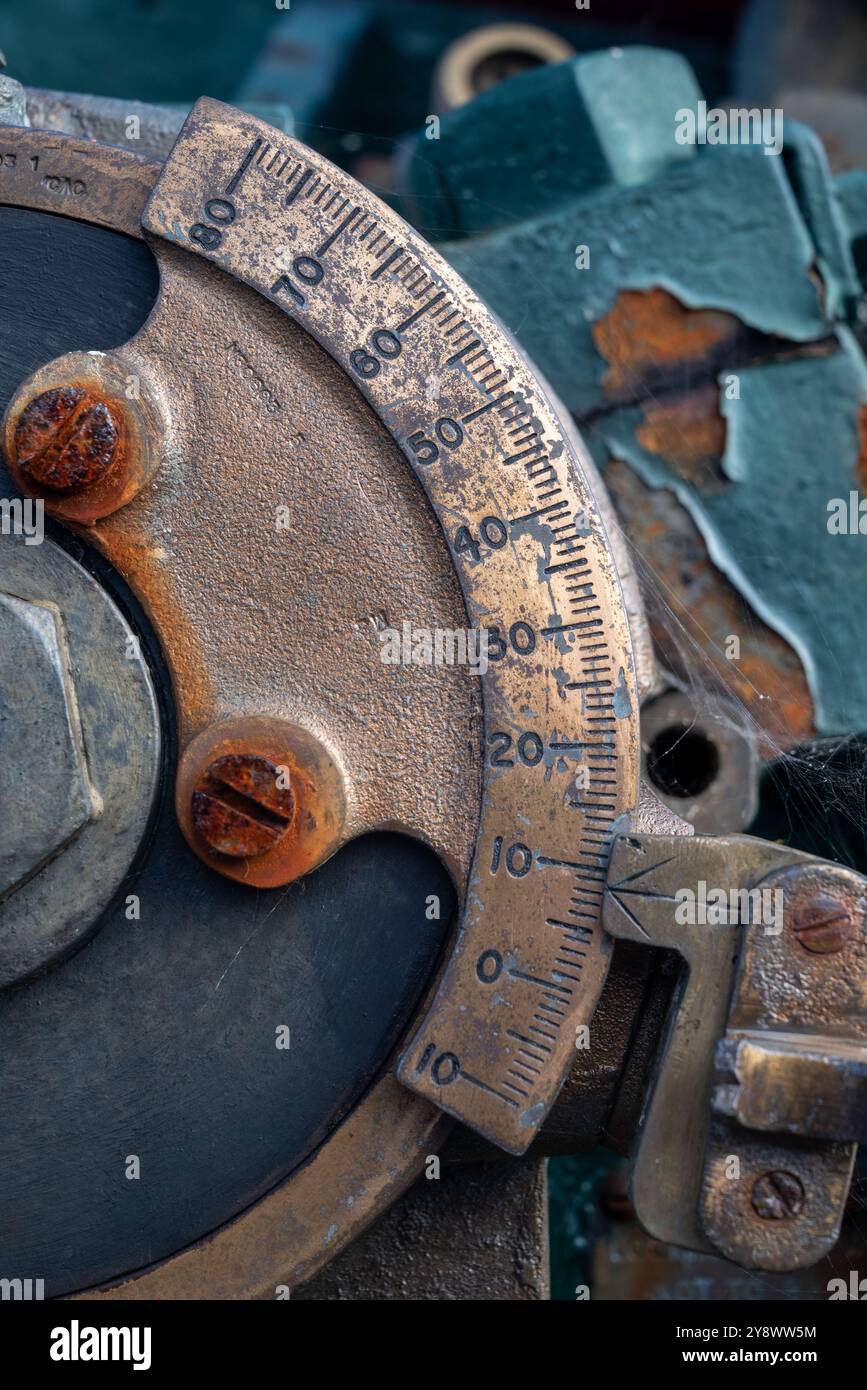 Dettaglio ravvicinato che mostra gli angoli sul lato di un vecchio cannone navale. Ottobre 2024. Foto Stock