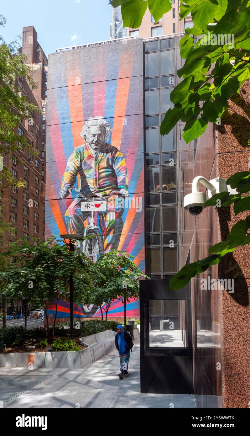 Murale "Genial is Riding a Bike" di Kobra, Manhattan, New York, USA Foto Stock