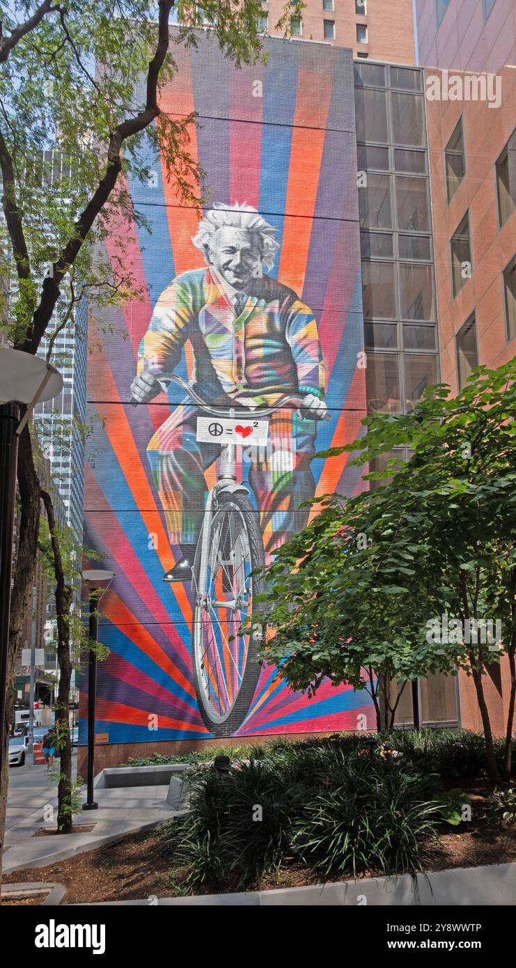 Murale "Genial is Riding a Bike" di Kobra, Manhattan, New York, USA Foto Stock