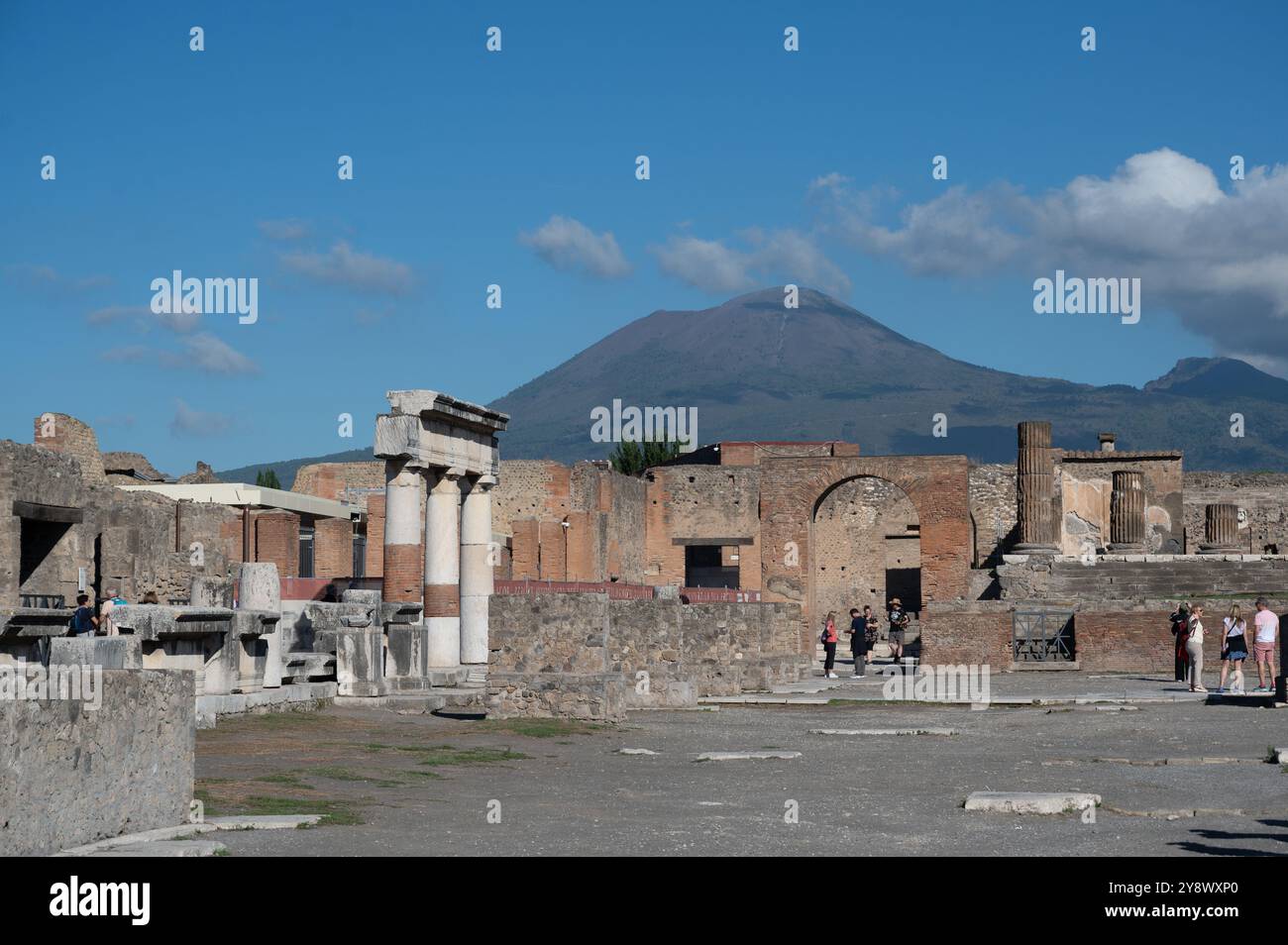 Il foro nell'antica città di Pompei con il Vesuvio sullo sfondo. Foto Stock