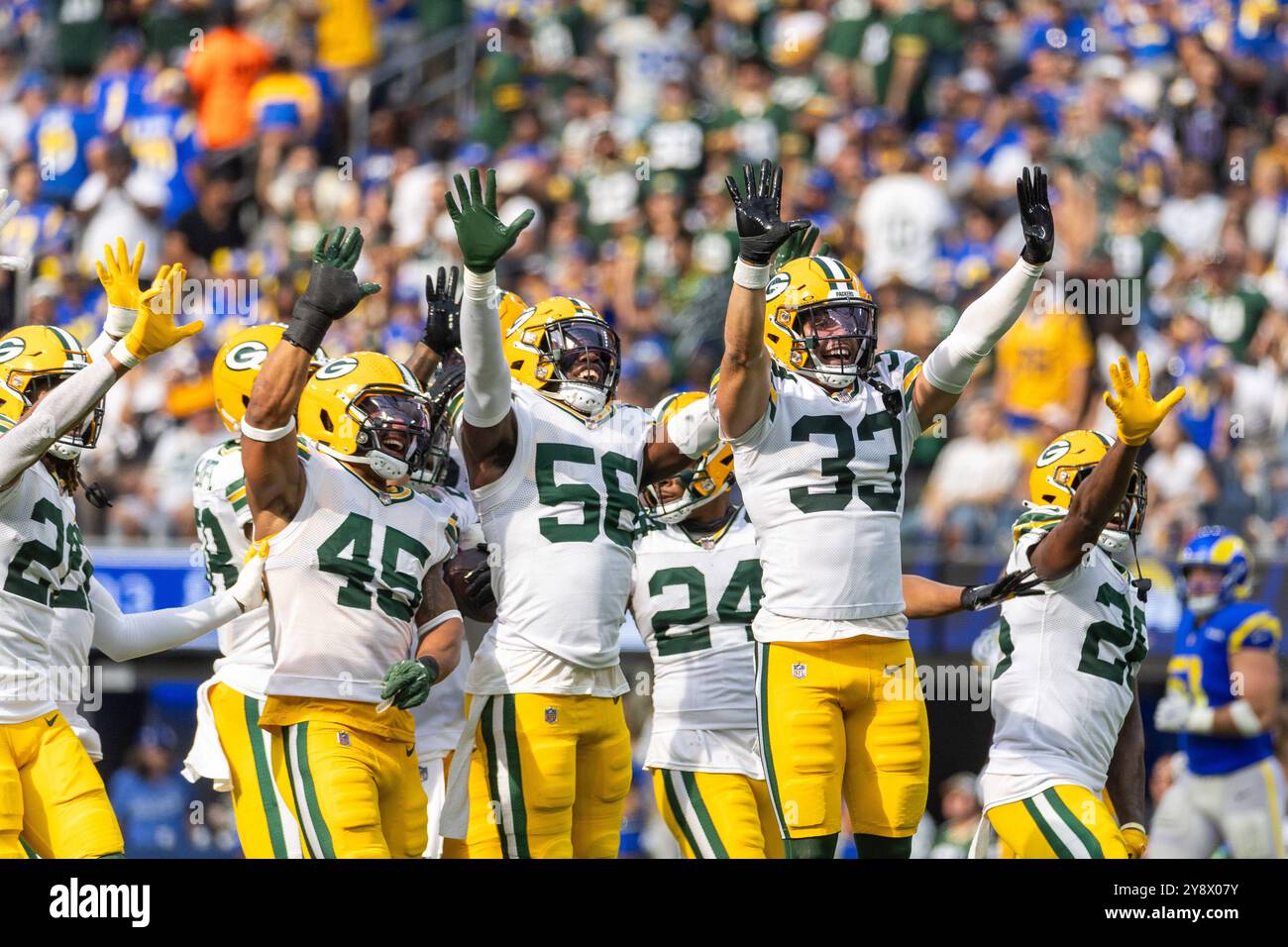 Los Angeles, Stati Uniti. 6 ottobre 2024. I giocatori dei Green Bay Packers festeggiano dopo un intercetto contro i Los Angeles Rams durante una partita di football al SoFi Stadium. Green Bay Packers 24:19 Los Angeles Rams. (Foto di Ringo Chiu/SOPA Images/Sipa USA) credito: SIPA USA/Alamy Live News Foto Stock