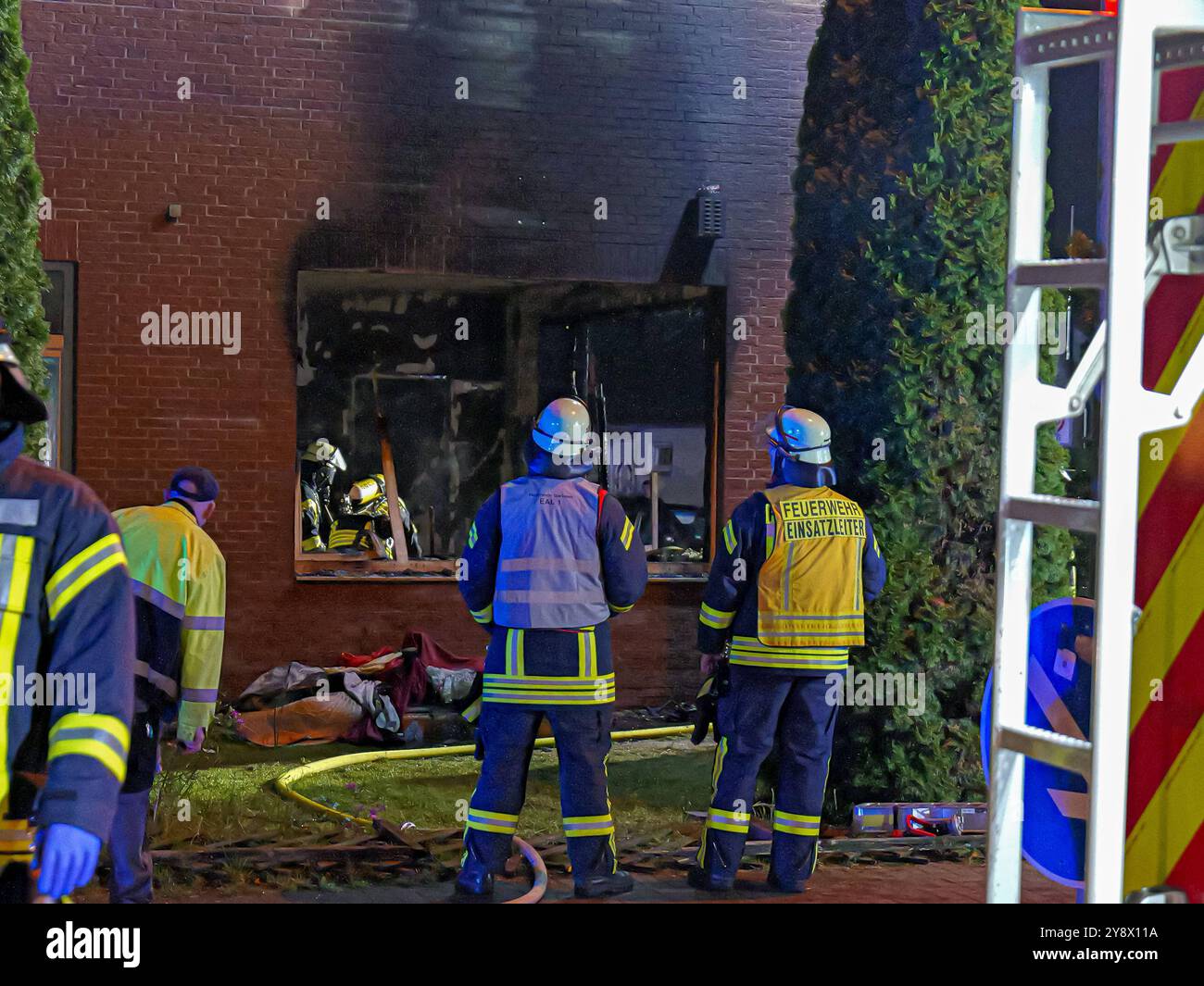 Wohnungsbrand in Garbsen-Stellingen Trotz des schnellen Eingreifens der Feuerwehr konnte es nicht verhindert werden, dass die Wohnung vollständig ausbrannte. *** Appartamento incendio a Garbsen Stellingen nonostante il rapido intervento dei vigili del fuoco, non è stato possibile impedire che l'appartamento si esaurisca completamente Copyright: xBerndxGüntherx Foto Stock