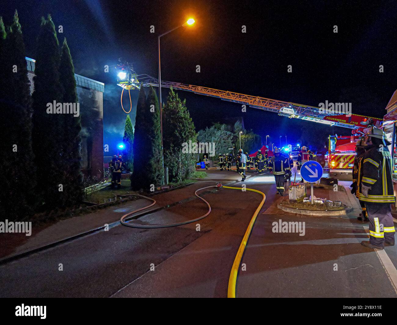 Wohnungsbrand in Garbsen-Stellingen Trotz des schnellen Eingreifens der Feuerwehr konnte es nicht verhindert werden, dass die Wohnung vollständig ausbrannte. *** Appartamento incendio a Garbsen Stellingen nonostante il rapido intervento dei vigili del fuoco, non è stato possibile impedire che l'appartamento si esaurisca completamente Copyright: xBerndxGüntherx Foto Stock