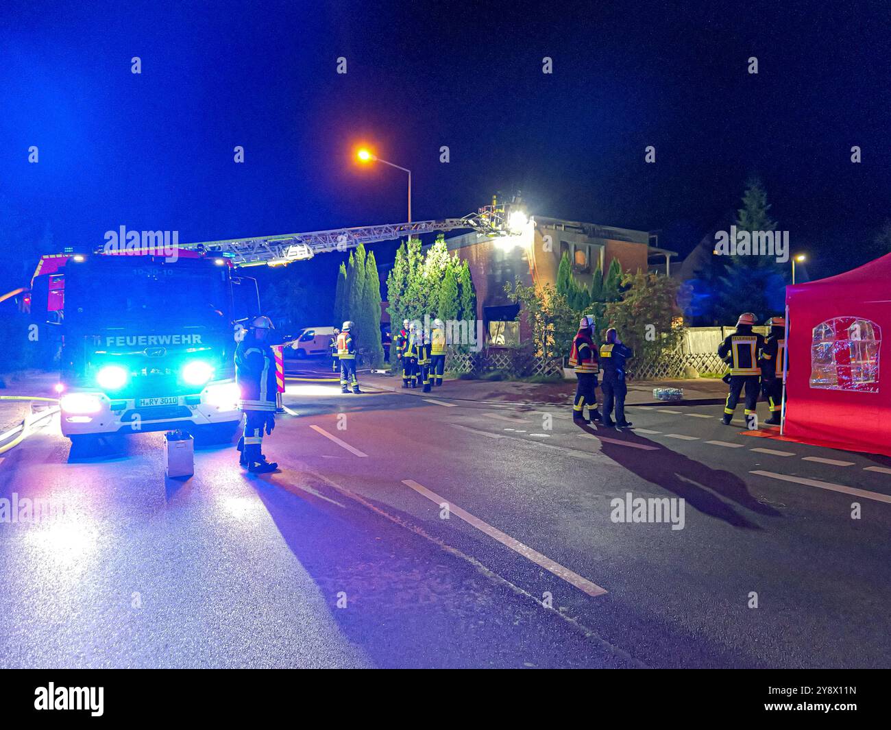 Wohnungsbrand in Garbsen-Stellingen Trotz des schnellen Eingreifens der Feuerwehr konnte es nicht verhindert werden, dass die Wohnung vollständig ausbrannte. *** Appartamento incendio a Garbsen Stellingen nonostante il rapido intervento dei vigili del fuoco, non è stato possibile impedire che l'appartamento si esaurisca completamente Copyright: xBerndxGüntherx Foto Stock