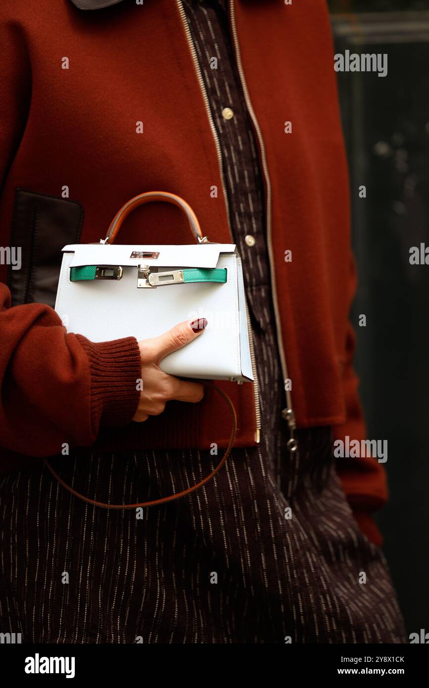 Alexandra Pereira indossa un bomber rosso suède con una gonna motiva e una borsa birkin bianca alla Hermès Paris Fashion Week SS25 Foto Stock