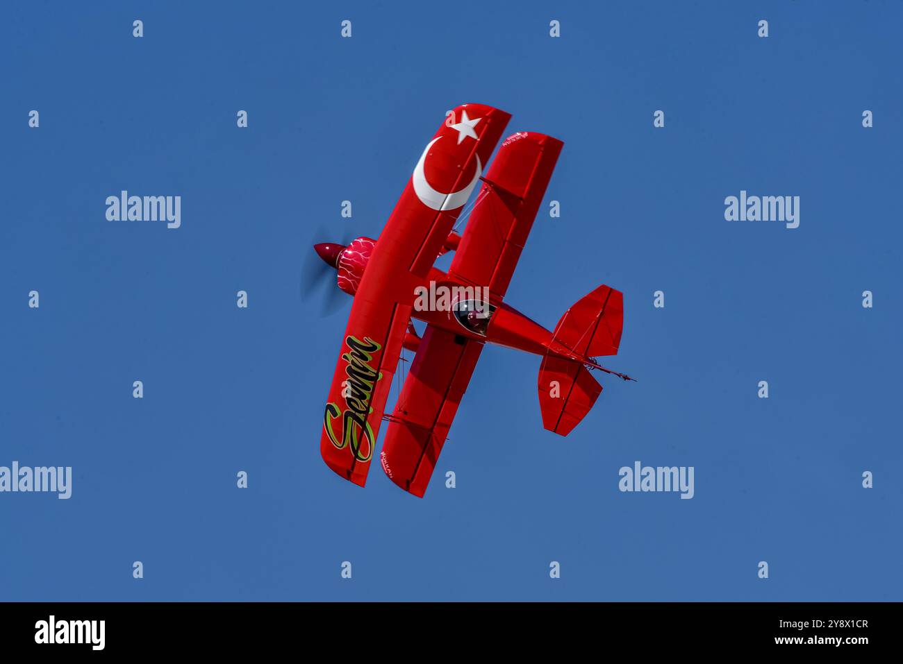 Semin Öztürk Şener è una pilota acrobatica professionista turca. È la prima donna della sua Turkiye, una pilota aerobatica professionista Foto Stock