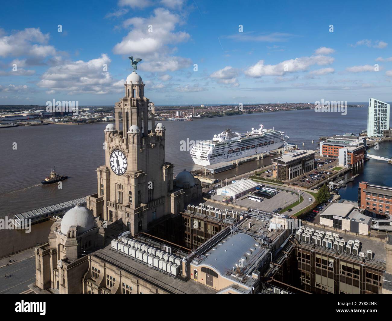 Liver Buildings e la nave da crociera Pacific World Peace Boat attraccata sul lungomare di Liverpool Foto Stock