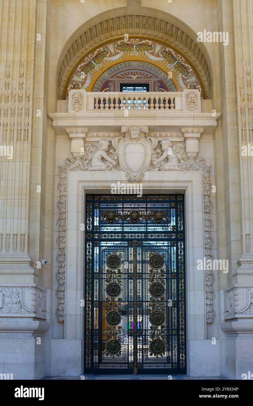 Parigi, Francia, 10.05.2024 splendida porta in vetro e metallo del Grand Palais situata sull'Avenue des Champs-Élysées Foto Stock