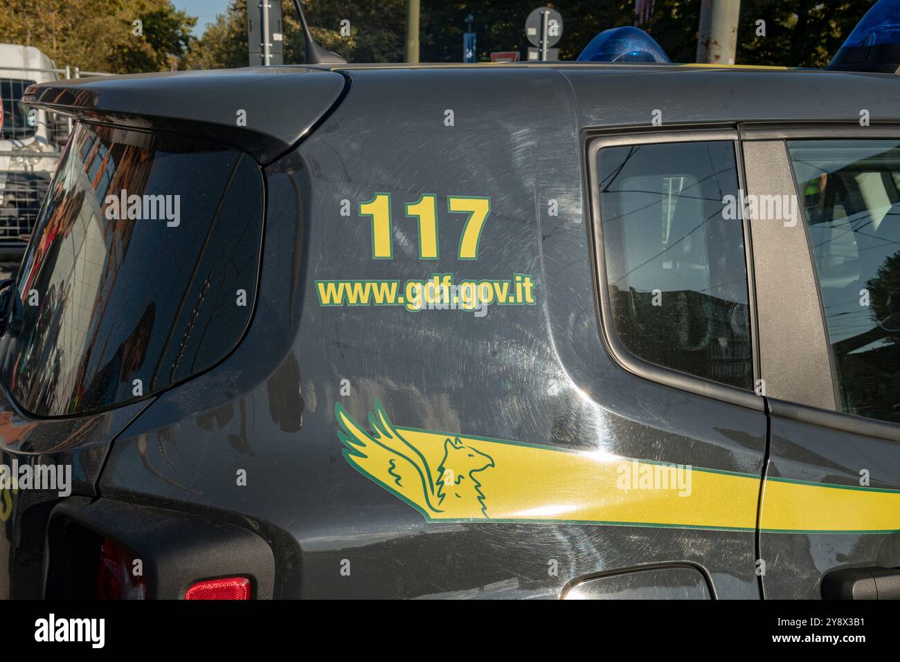 polizia finanziaria, corpo di stato dedicato ai crimini fiscali ed economici, polizia finanziaria, auto per loro con il numero di chiamata per l'assistenza di emergenza o. Foto Stock