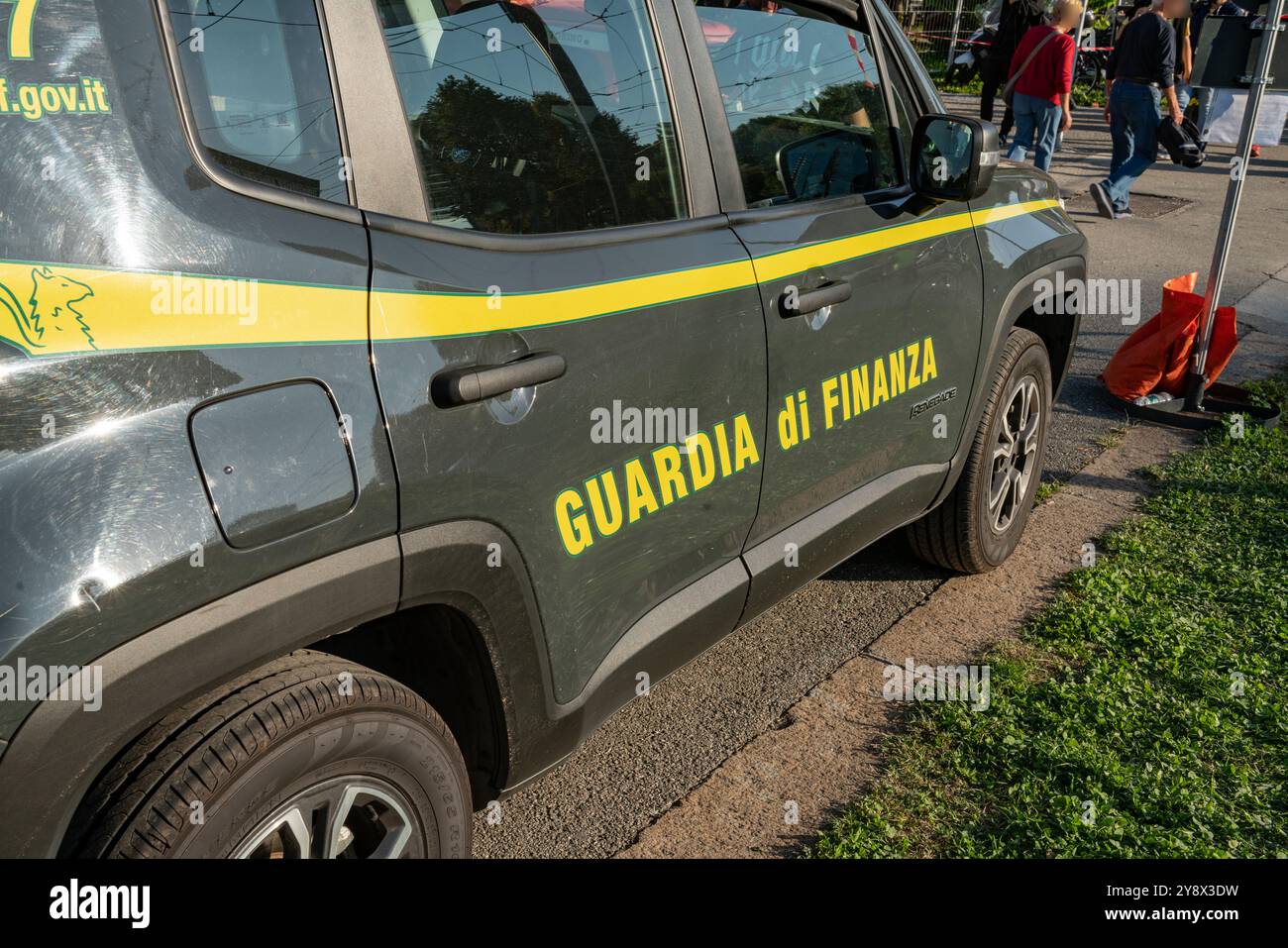 polizia finanziaria, corpo di stato dedicato ai crimini fiscali ed economici, polizia finanziaria, auto per loro con il numero di chiamata per l'assistenza di emergenza o. Foto Stock
