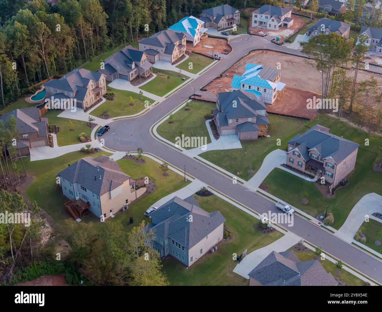 Vista aerea del nuovo complesso residenziale moderno circondato da alberi, Snellville, Georgia, Stati Uniti Foto Stock