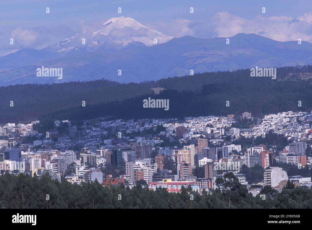 Quito, Ecuador - con i vulcani del Parco Nazionale di Cotopaxi sullo sfondo. Foto Stock