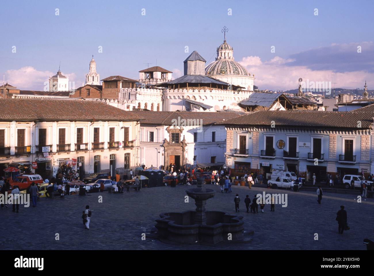 Le strade della vecchia Quito - la Plaza della Chiesa di San Francisco - la chiesa più antica del Sud America costruita nel 1534. Foto Stock