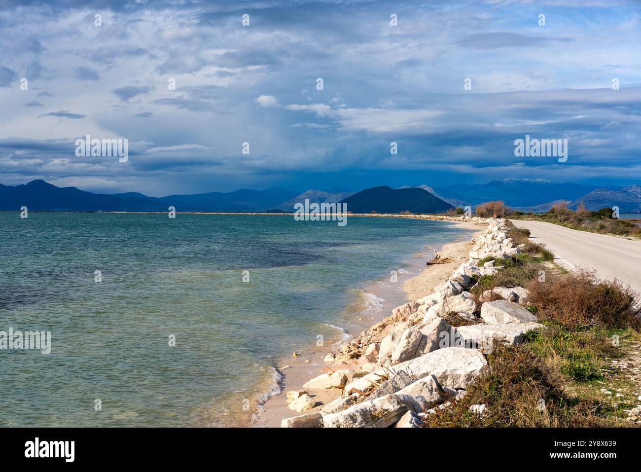 Strada per Koronisia tra due laghi nel Parco ambientale di Salaora Foto Stock