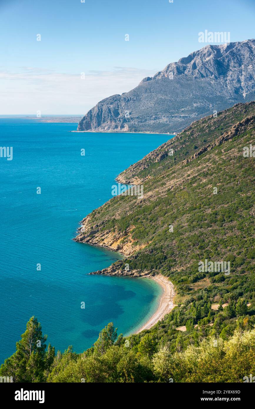 Spiaggia selvaggia con acque turchesi nella costa montana della Grecia Foto Stock